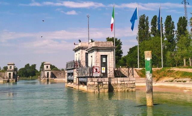 Schleuse am linken Tagliamento Ufer